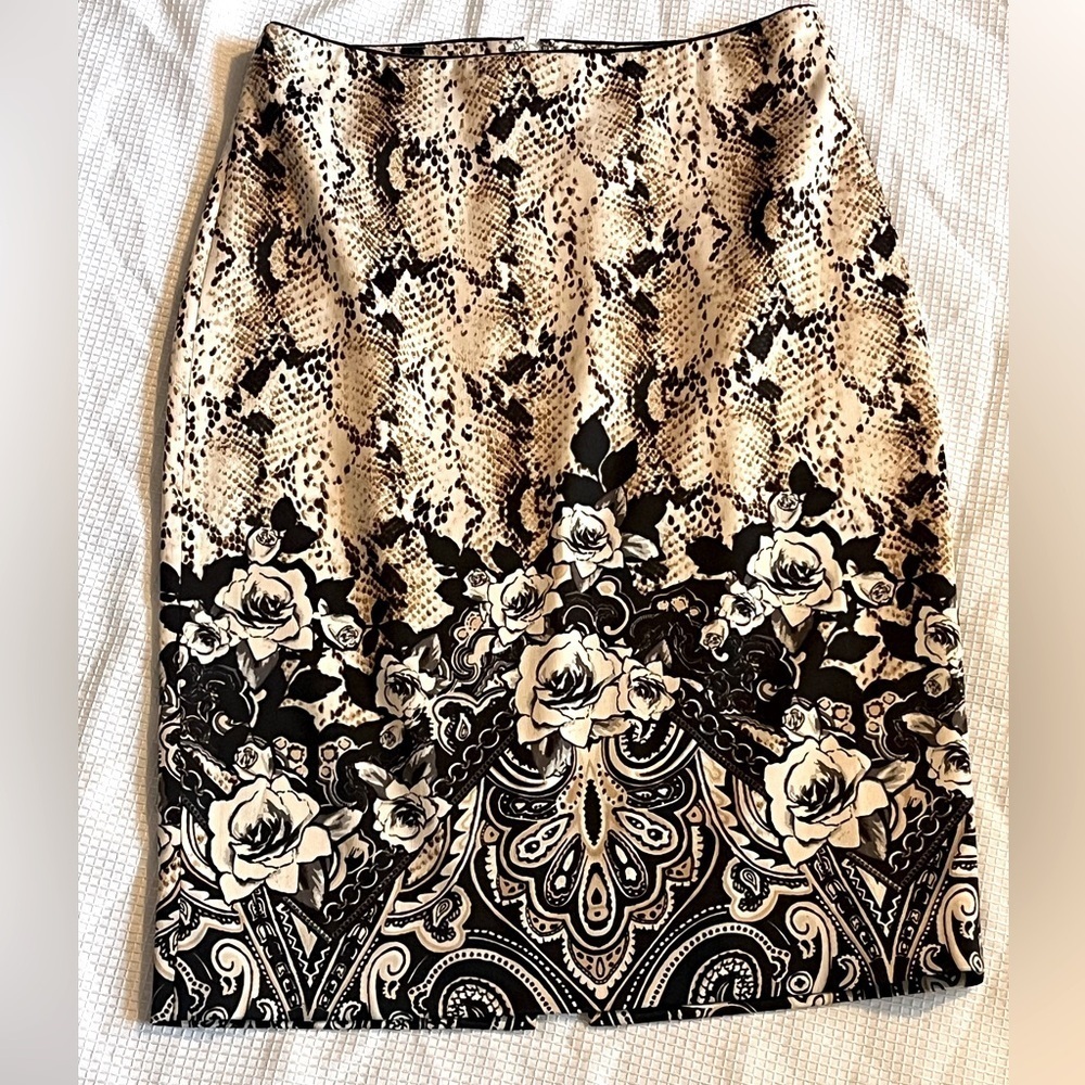 White House Black Market floral snakeskin Skirt Sz 00